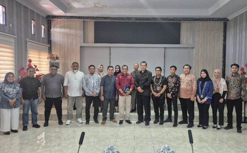 Pj. Sekertaris Daerah, Alimudin Muhammad bersama Tim BPK Perwakilan Sulteng yang dipimpin oleh Bayu Tri Martantyo, Kepala Inspektorat Touna, Kepala BPKAD beserta jajaran. Foto: BPKAD Touna.  