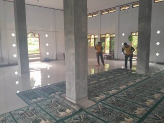 Jumat Bersih, Polsek Ulubongka Bersihkan Masjid Al-Ikhlas Marowo