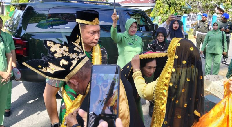 Prosesi penyambutan berlangsung khidmat dan sarat nilai budaya lokal. Pemasangan selempang kehormatan menjadi simbol penghargaan masyarakat Buol kepada Pangdam dan rombongan, yang dilanjutkan dengan suguhan tarian Musik, tarian tradisional khas Kabupaten Buol yang melambangkan penghormatan, persaudaraan, dan keterbukaan masyarakat terhadap tamu kehormatan.