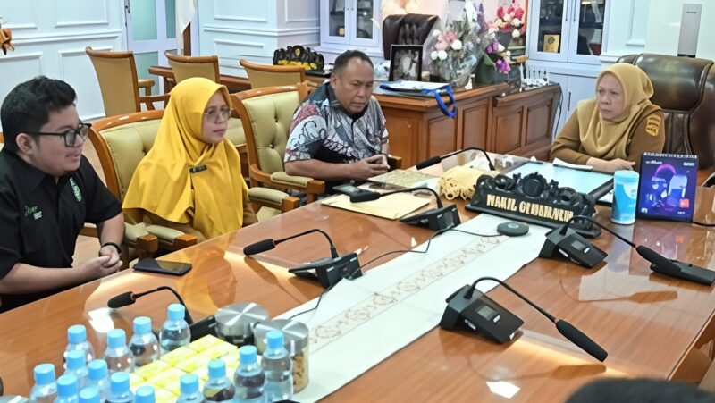 Wakil Gubernur Sulawesi Tengah Reny A. Lamadjido menerima audiensi Pengurus Wilayah Ikatan Keluarga Indonesia Buol (PW IKIB) Sulawesi Tengah di ruang kerjanya, Senin, 19 Januari 2026.