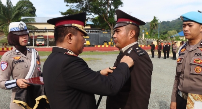 Kapolres Buol Beri Satyalencana Pada Personil Polres