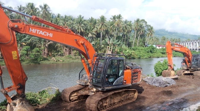 Alat Excavator Merek Hitaci Sedang berjalan menuju Kawasan Hutan Bugu (Foto Istimewa TB)