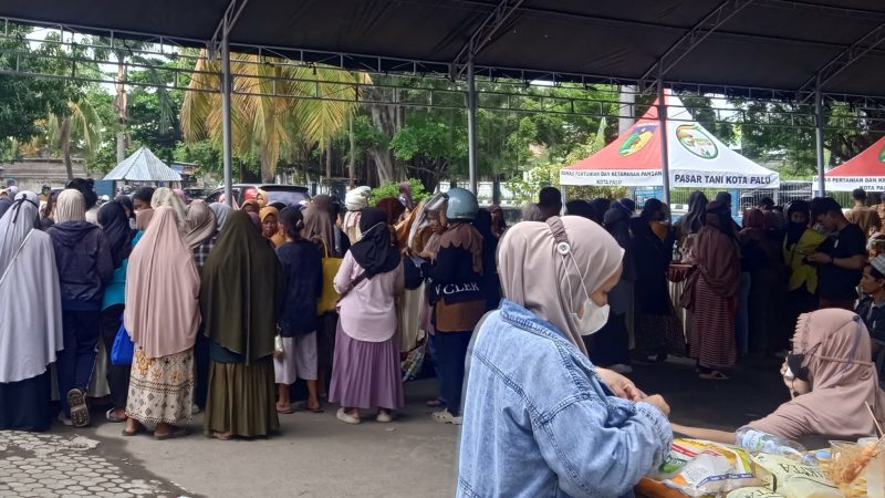 Warga Kota Palu Serbu Pasar Murah di Jl Panigoro