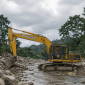 Alat berat mengeruk batuan di Sungai Desa Air Terang. Material diangkut ke stone crusher di Momunu, sementara ESDM memastikan izin tambang belum diterbitkan. Foto Istimewa - TB 