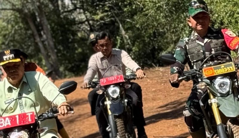 Bupati Agam Benni Warlis bersama Komandan Satgas TMMD Kodim 0304/Agam, Letkol Inf. Viko Hendrika Sandro, meninjau langsung pelaksanaan TNI Manunggal Membangun Desa (TMMD) di Jorong Simauang, Nagari Nan Tujuah. Foto Ist-Novita Sari Tinombala.com