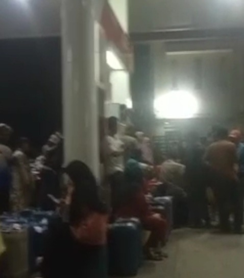 Mengatasnamakan nelayan ratusan Jerigen mengantri terpantau Jum'at malam 18 September 2026 di SPBU  kampung Bugis Kabupaten Buol Foto Ist- Tinombala.Com 