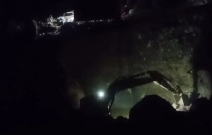 Penampakan Alat berat jenis Ekskavator menggali isi perut bumi mencari butiran emas pada Rabu Malam 23 September 2026 di lokasi PETI Dalam kawasan hutan Desa Bodi Kecamatan Paleleh Barat Foto Ist-Tinombala.com
